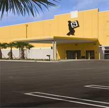 Exterior of the Palmetto Expresway Safeguard Self Storage's covered loading area and parking lot.