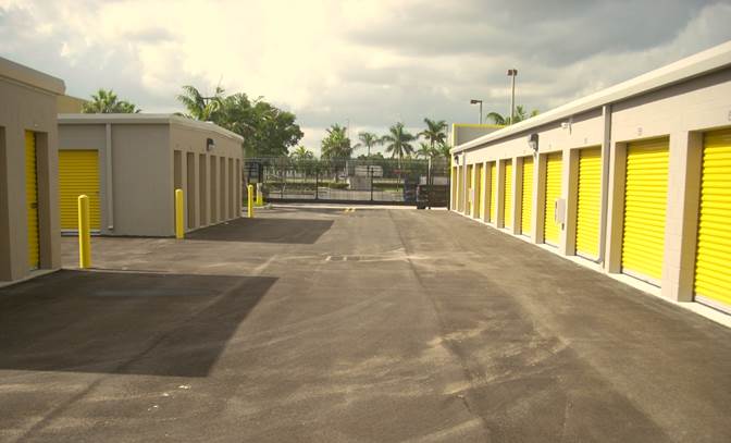Safeguard Self Storage's wide aisles and drive-up storage units on Palmetto Expressway.